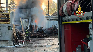 Fiamme in una falegnameria all’alba: rogo spento dai vigili del fuoco